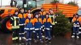 Gruppenfoto, der einiger Jugendlicher mit Tannebaum und Trecker